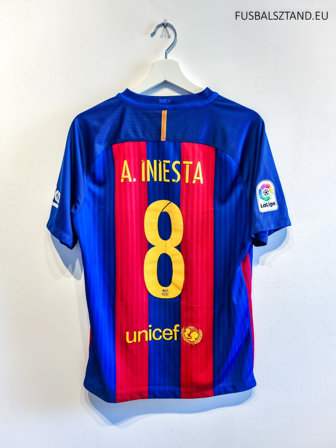 FC Barcelona 2016/17 Home M Andres Iniesta 776850-415