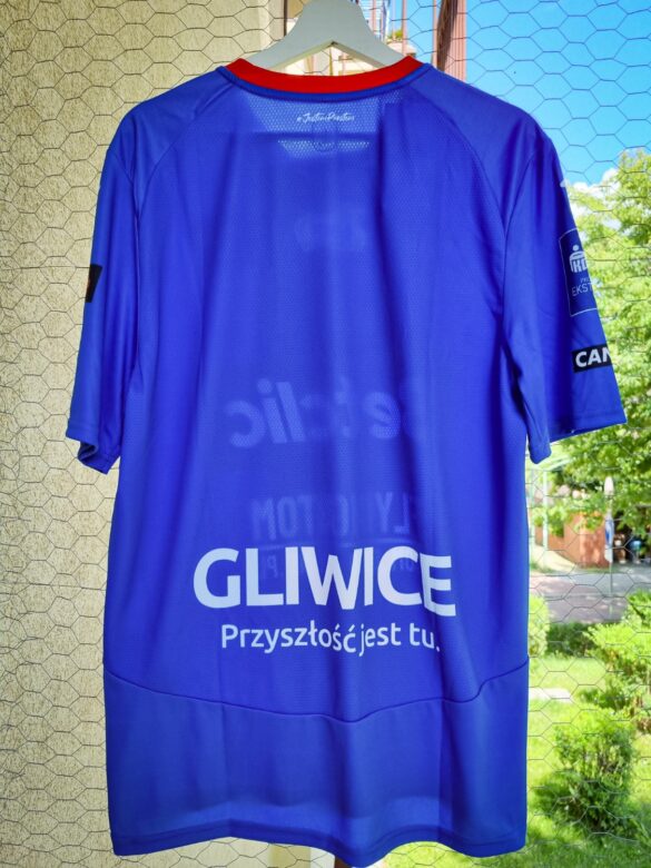 Recenzja koszulek piłkarskich 4f - Piast Gliwice i Raków Częstochowa - Fusbal Sztand