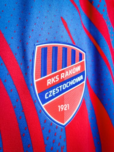Recenzja koszulek piłkarskich 4f - Piast Gliwice i Raków Częstochowa - Fusbal Sztand