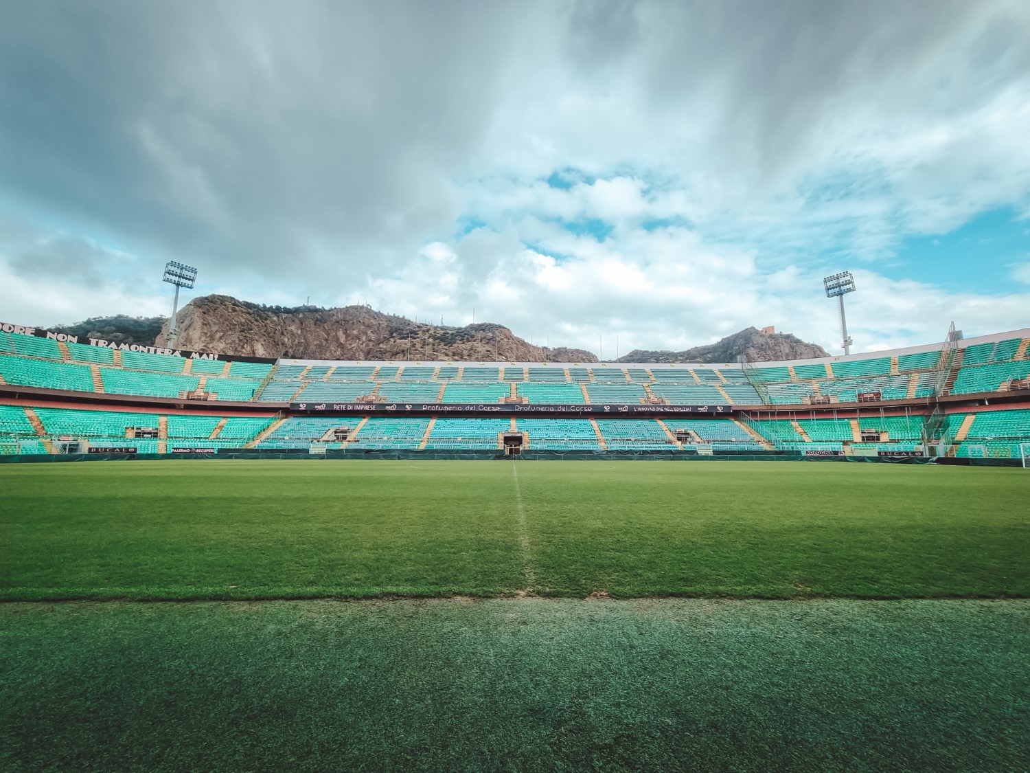 Stadion Renzo Barbera w Palermo, Stadio La Favorita - Fusbal Sztand - bele kaj