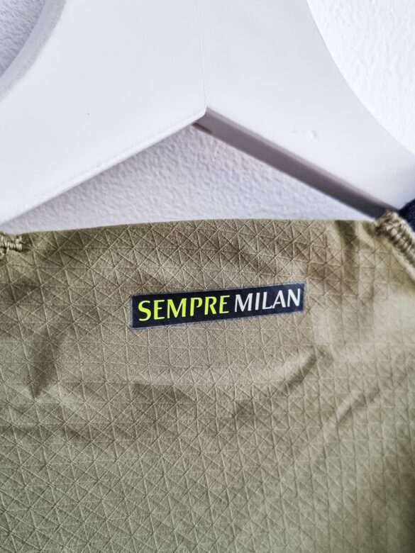 Porównanie wersji meczowej z repliką - koszulka piłkarska Puma - Milan Third 2022/23